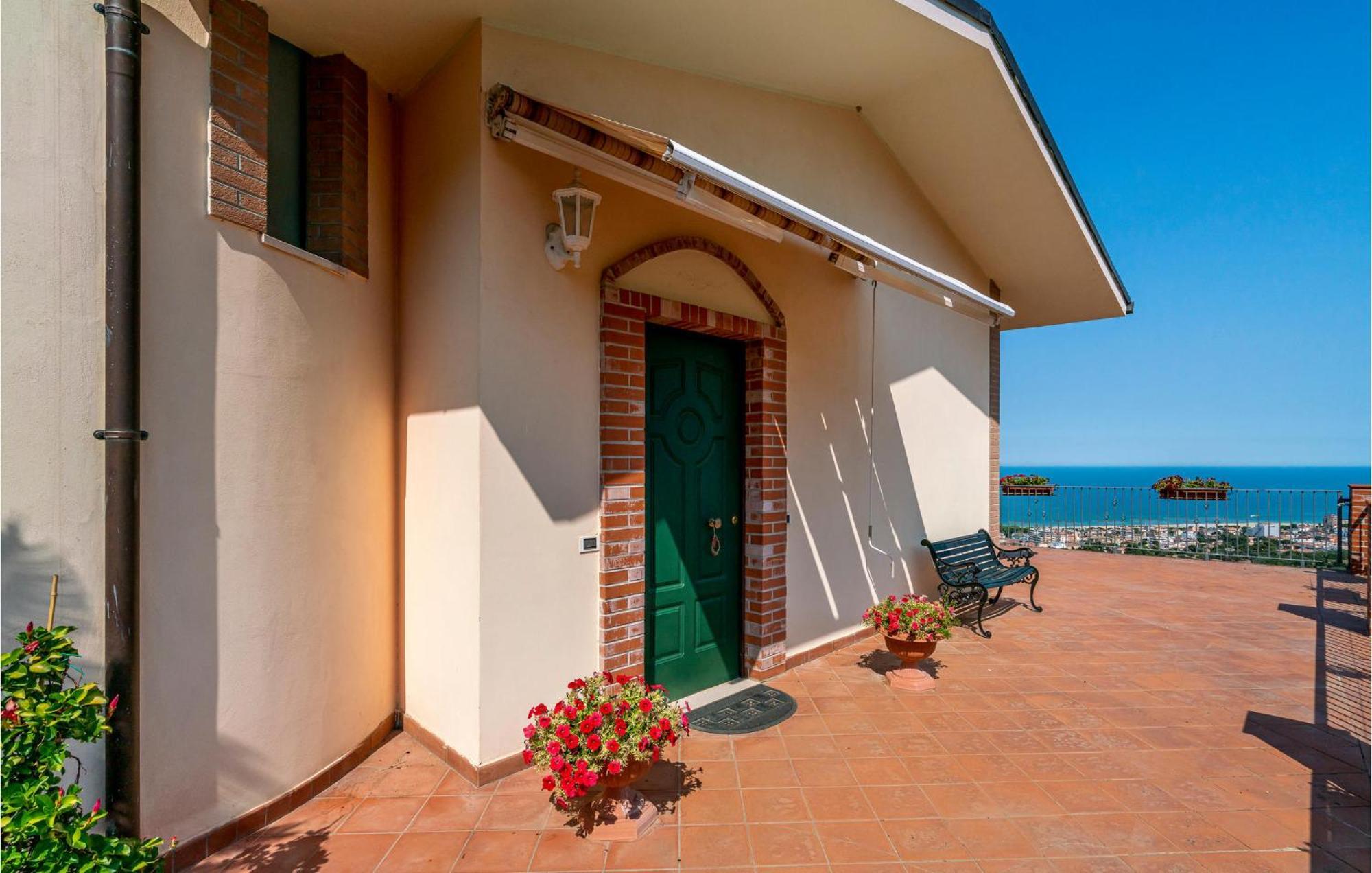 Nice Home In Belsito With Wifi Montepagano Екстериор снимка