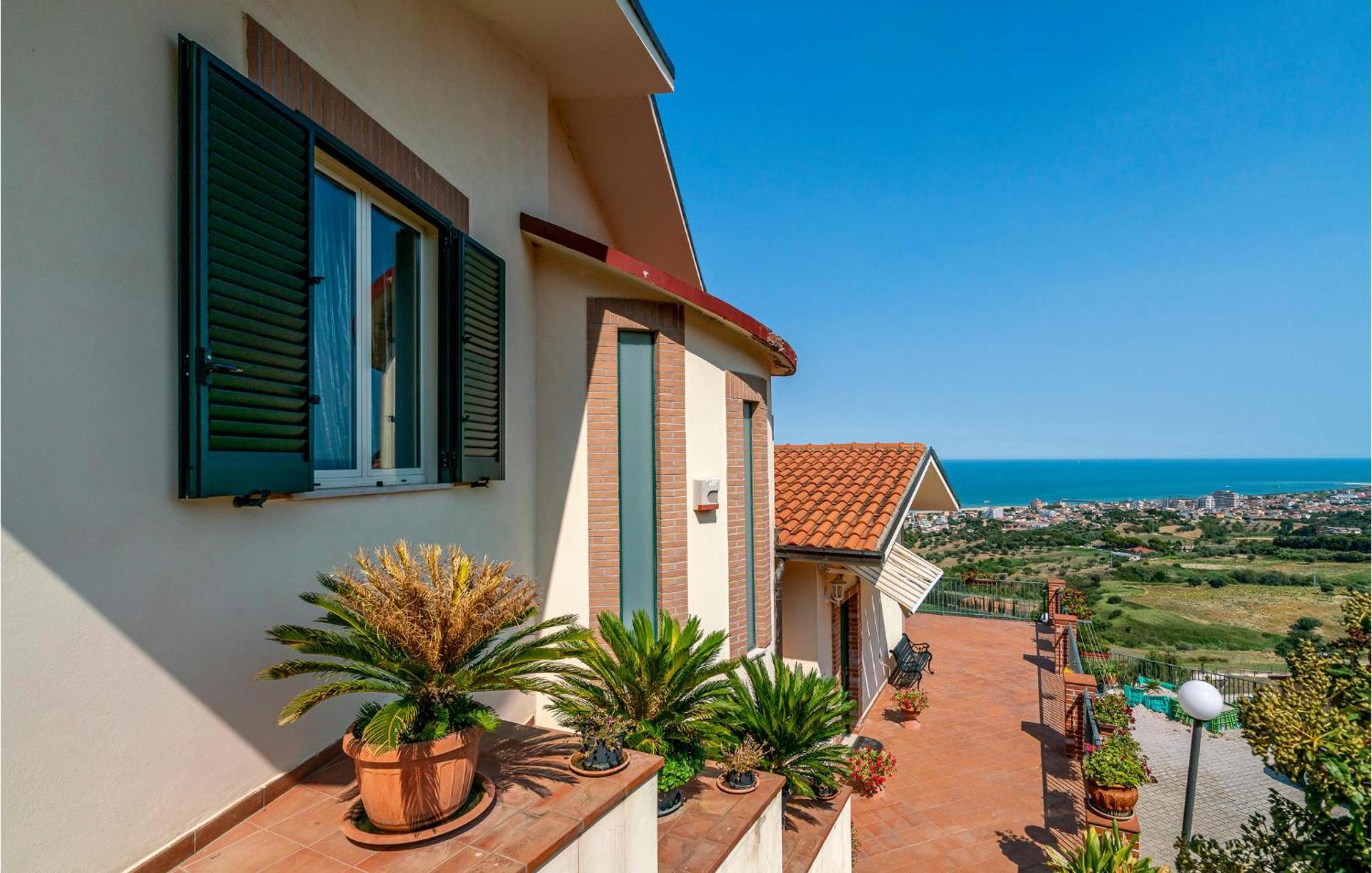 Nice Home In Belsito With Wifi Montepagano Екстериор снимка